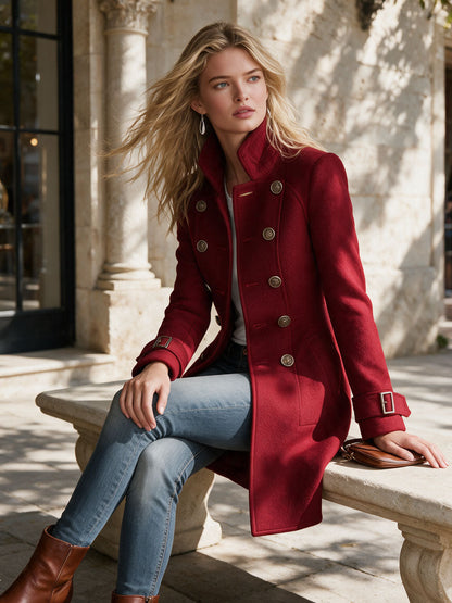 Abrigo rojo retro cruzado con cuello alto