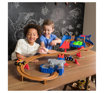 Set de juego Monster Jam Supercharge Speedway con 2 camiones Monster Truck