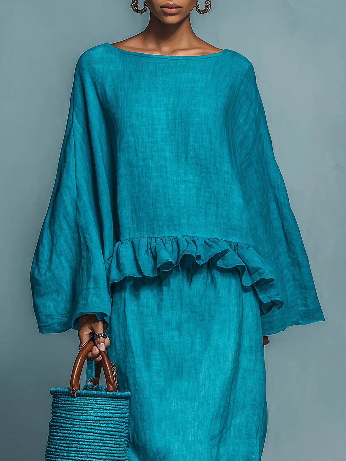 Conjunto Azul de Blusa con Volantes y Falda Recta