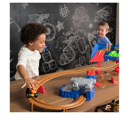 Set de juego Monster Jam Supercharge Speedway con 2 camiones Monster Truck